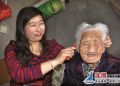【暖新闻】好孙媳李金娟20年悉心照顾百岁婆奶奶写大爱