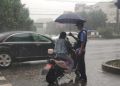 15秒暖心小视频，完美诠释创文路上连云港警民“雨水情”