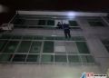 【暖新闻】男子悬空3楼窗外，危急时刻民警死死拽住不放