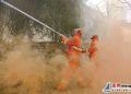 消防突击队员参加森林防火救援演练