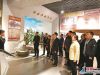 4月2日，在东海县革命历史纪念馆内，前来学习党史的党员在观看展出的物品。连日来，东海县扎实推进党史学习教育，并积极推进内容、形式、方法创新。
记者  樊晓姝 通讯员 张开虎 摄影报道