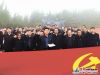 在清明节来临之际，为缅怀革命先烈，弘扬爱国主义精神，继承革命先烈的优良传统，加强对党员干部的党史学习教育。
4月2日，江苏海州湾发展集团有限公司党委组织党员来到“邓小平和人民在一起”群雕公园，开展“讲先烈故事，明初心使命”活动。大家一起重温入党誓词、听党员为大家分享革命先烈故事、分享心得体会，喜迎建党100周年。（丁姝言  文明）