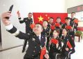 与国旗合影