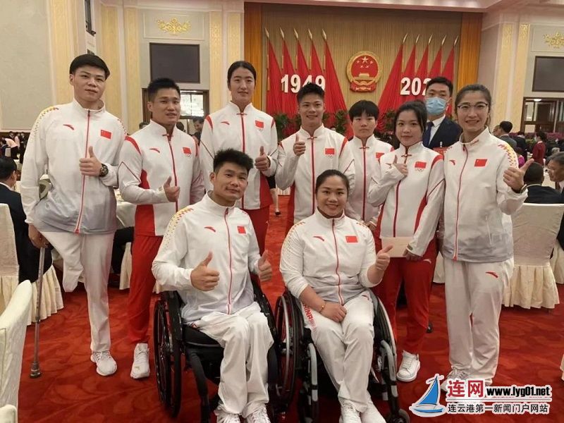 冯彦可（前排左一）、荣静（后排右一）和苏炳添、杨倩等人合影