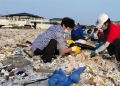 志愿者开展清洁海岸线公益行动 清理海滩垃圾近1000公斤