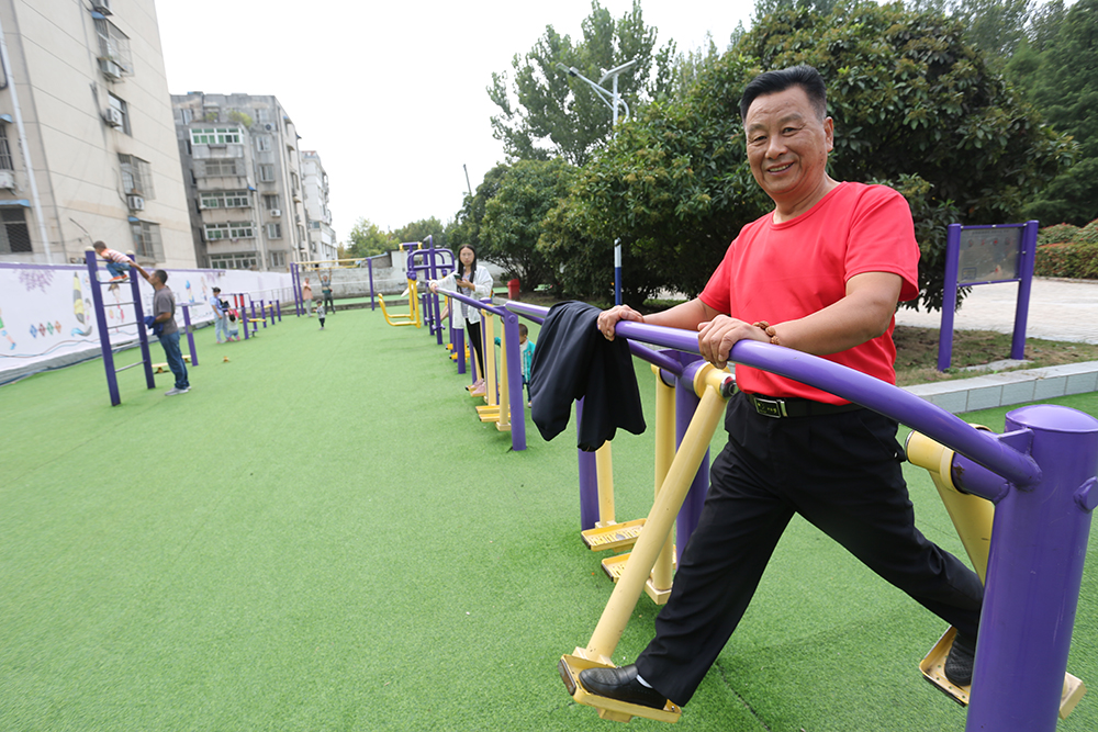 市民在小區(qū)內(nèi)鍛煉身體
