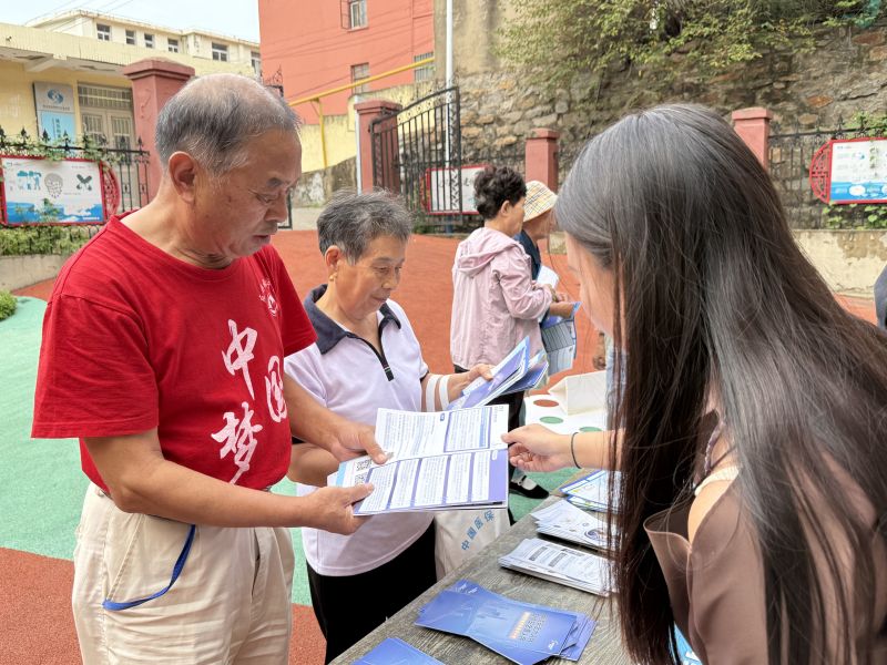 志愿者给居民讲解网络安全知识